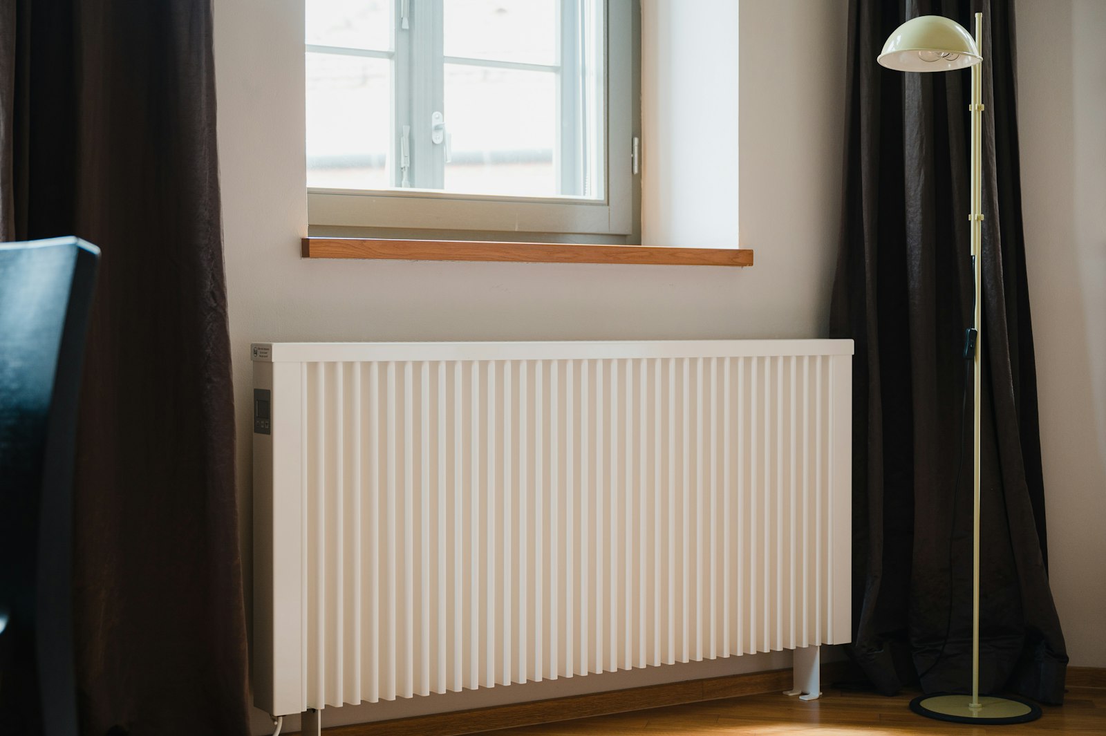 Bank voor de radiator: mag dat en hoeveel ruimte laat je vrij