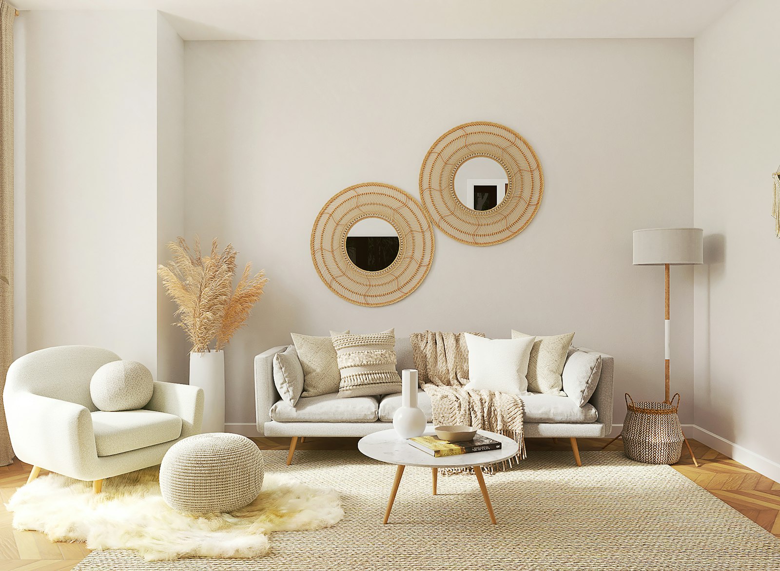 Bohemian ingerichte woonkamer met een zandkleurige bank, rotan fauteuil en veel kussens