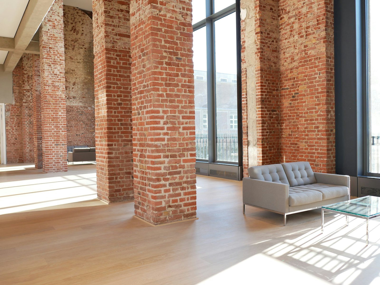 Industrieel wonen: de bank en fauteuils die passen bij staal, hout en beton