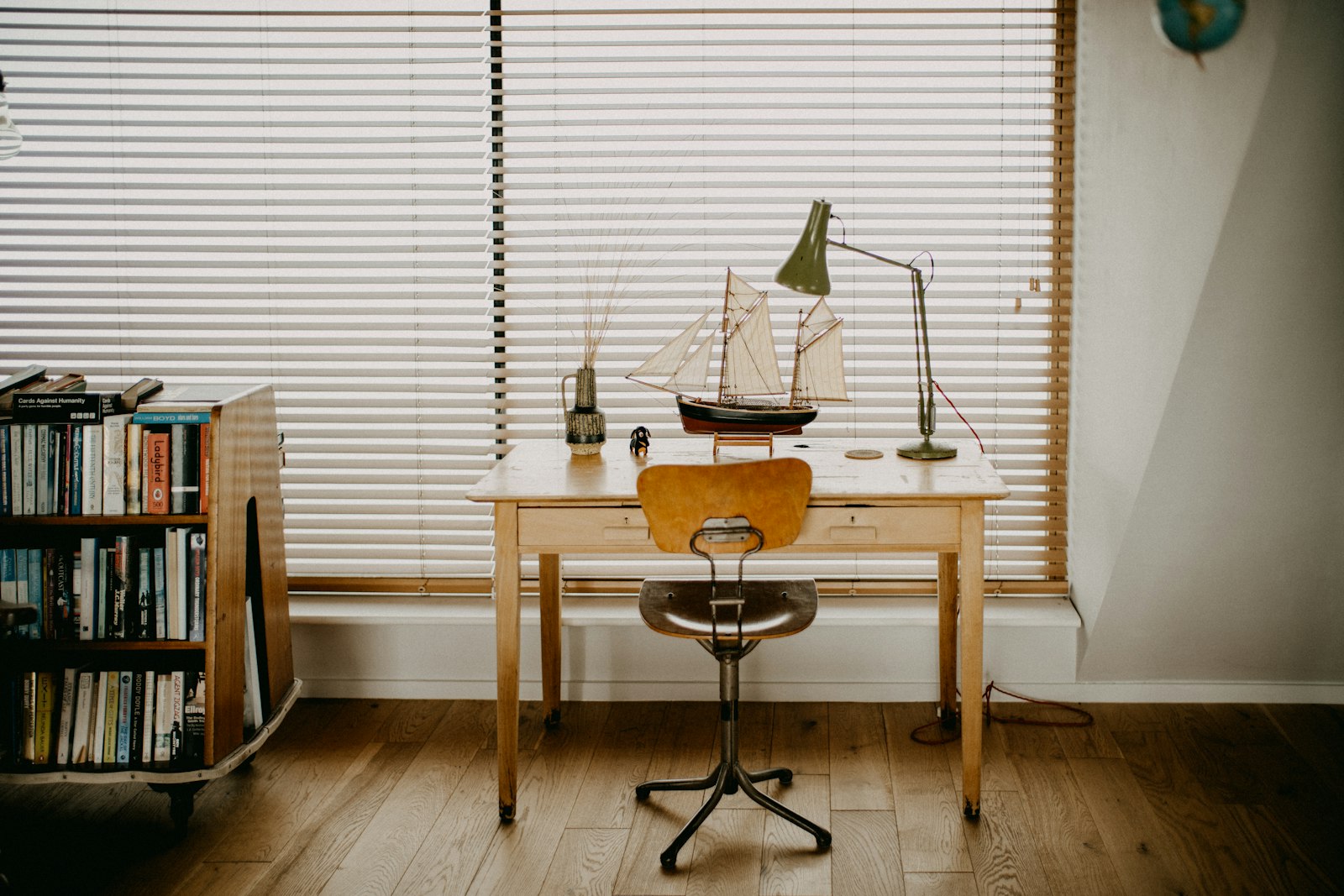 Fauteuil in een hoek van de woonkamer met een vloerlamp ernaast