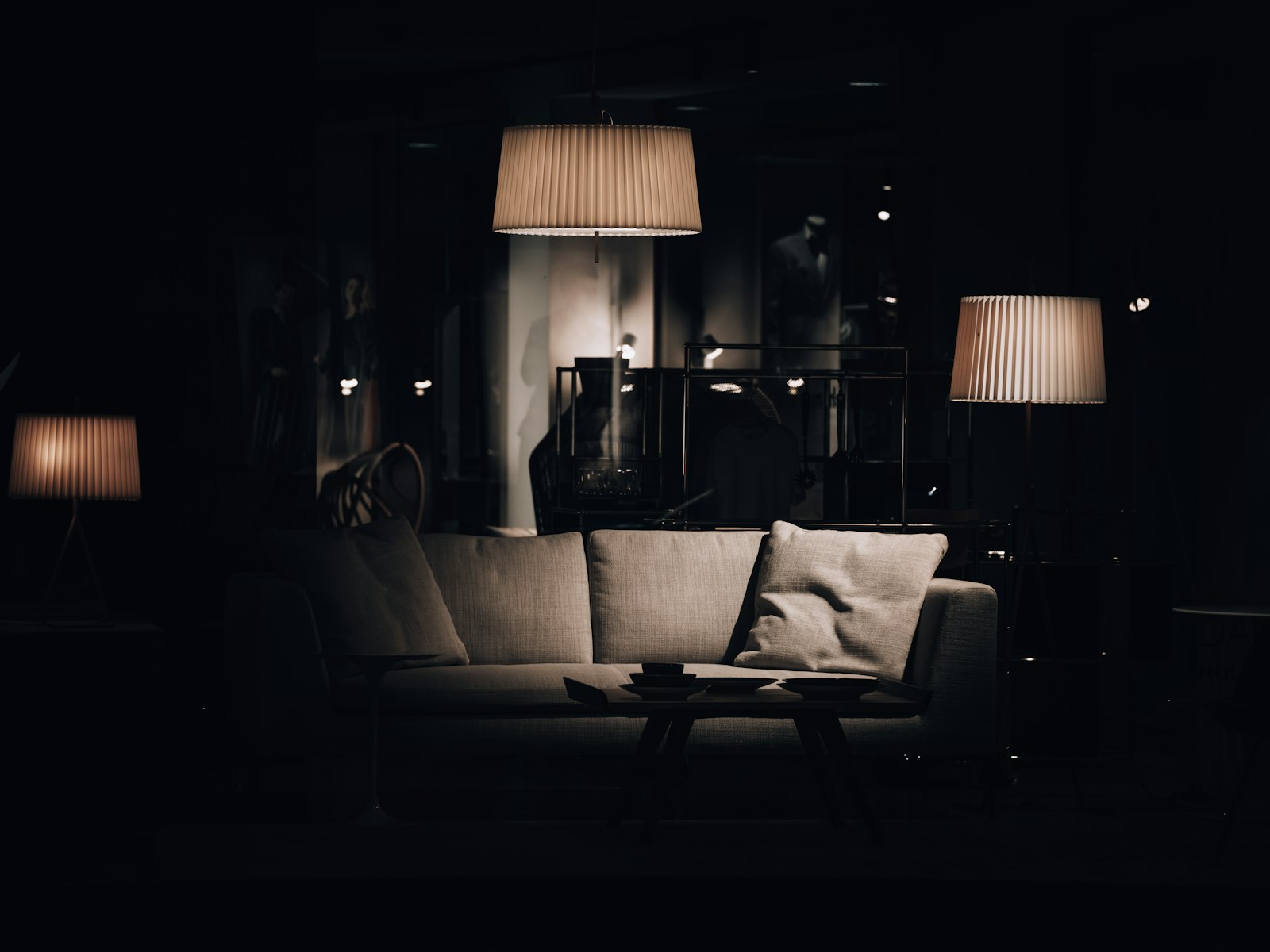 Vloerlamp naast een bank in een woonkamer met warm avondlicht