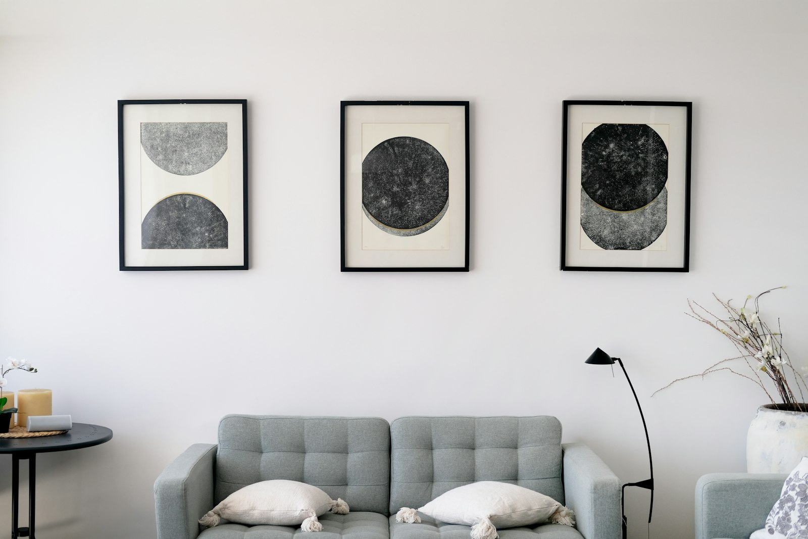 Schilderijen boven je bank: zo hang je een gallery wall op de juiste hoogte